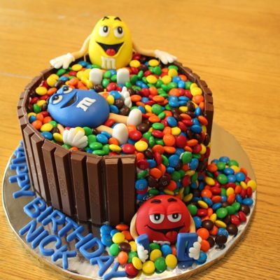 M&m Cake, Kitkat Cake, Candy Birthday Cakes, Gravity Cake, S Cake, Cake Kit, Chocolate Cake Decoration, Candy Cakes, Birthday Cake Recipe