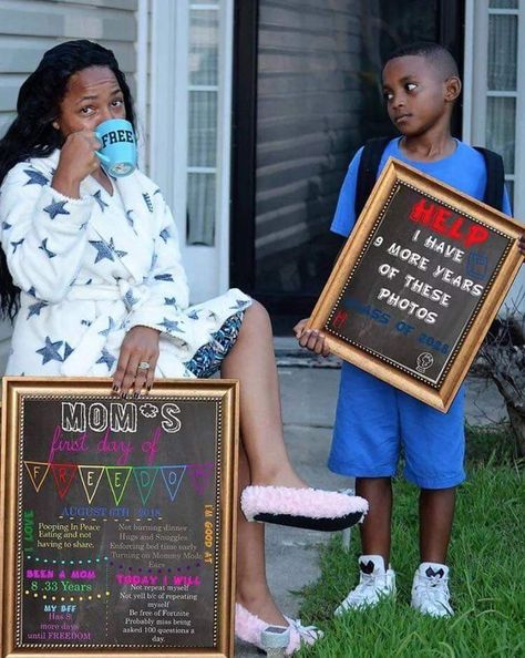 Funny Back To School Pictures, 1st Day Of School Pictures, School Props, Citation Parents, Kids Go To School, School Traditions, Photography Space, First Day Of School Pictures, Funny Photos Ideas