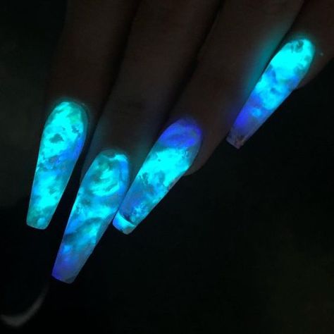 PIN:ʙʙʏɢʀʟ🌶🖤 Victoria Nails, Glow In The Dark Nails, Nails Burgundy, Fremont California, Nails Purple, Glamour Nails, Glow Nails, Burgundy Nails, Dark Nails