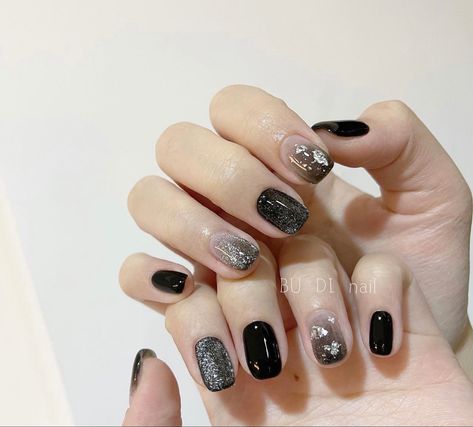 Nail Art Hitam Aesthetic, Korean Nail Art Black, Rocker Nails, Glitter Toe Nails, Hello Nails, Hippie Nails, Beauty Nails Design, Glitter Gel Nails, Grunge Nails