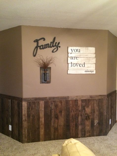 Diy Pallet Wall Decor Ideas, Living Room Pallet Wall, Rustic Country Basement Ideas, Wood Plank Ideas Diy Projects, Rustic Half Wall Ideas, Rustic Paneling Wall, How To Make A Modern Home Look Rustic, Pallet Wall Ideas Living Room, Pallet Wood Interior Walls