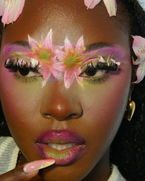 Makeup Looks Artistic, Oh My Gloss, Glowy Super Gel, College Makeup, Flower Makeup, Carnival Makeup, Serum Foundation, Graphic Makeup, Makeup For Black Skin