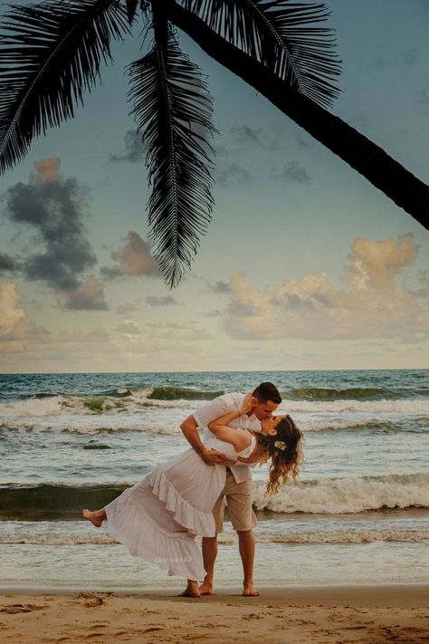 Save The Date Beach Photo Ideas, Pre Wedding Na Praia, Pre Wedding Beach Photoshoot, Beach Wedding Photoshoot, Pre Wedding Praia, Beach Wedding Pics, Engagement Photo Shoot Beach, Pre Wedding Photoshoot Beach, Engagement Pictures Beach