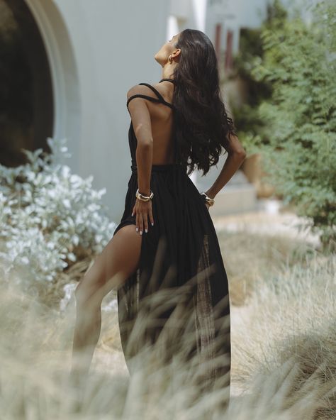 Black Flowy Dress Photoshoot, Black Dress Field Photoshoot, Black Dress Photoshoot, Black Dress Desert Photoshoot, Black Dress Horse Photoshoot, Black Dress Editorial Photography, Shooting Pose, High Fashion Photoshoot, Outdoor Shoot