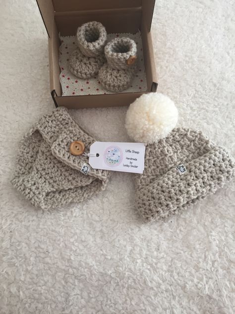 Baby Shower Giveaways, Mommy Moments, Baby Gift Guide, Crochet Baby Hat Patterns, Baby Hat Patterns, Crochet Faces, Crochet Bebe, Baby Box, Beige Colour