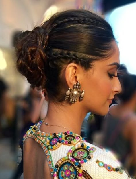 Navratri Hairstyles, Navratri Look, Juda Hairstyle, Hairstyles Juda, Braided Hairdo, Bridal Hair Buns, Braided Bun Hairstyles, Makeup Bridal, Front Hair Styles