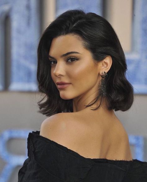 pictures-of-short-haircuts-kendall-jenner-black-hair-black-dress Kendall Jenner Short Hair, Kendall Jenner Shorts, Modern Dans, Jenner Hair, Gisele Bundchen, Kendall Jenner Style, Kardashian Jenner, Celebrity Hairstyles, Short Hair Cuts For Women