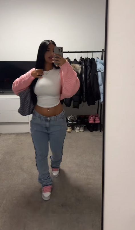 Winter Baddie Outfits Casual School, Basic Baddie Outfits, Winter Fits Baddie, Baddie Outfits Winter, 8th Grade Outfits, Winter Inspo Outfits, Bonfire Outfit, Baddie Winter Outfits, Winter Baddie