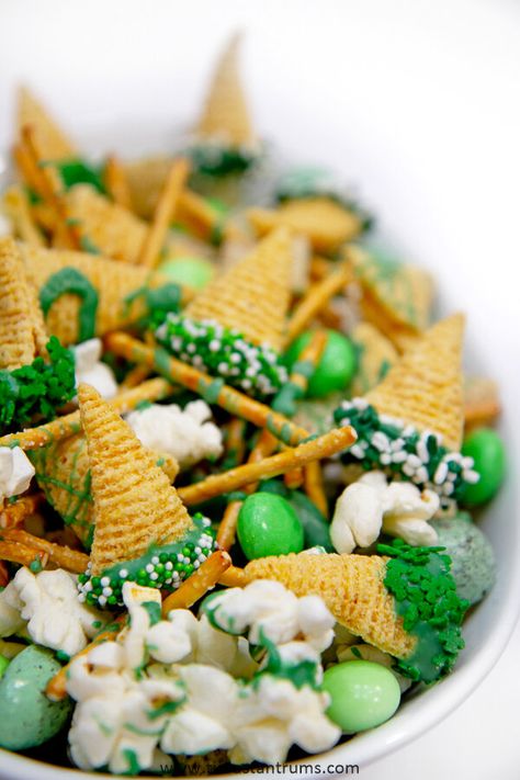 LEPRECHAUN BAIT SNACK MIX Lucky Charms Cereal Bars, Leprechaun Bait, Oreo Cookies Dipped, Rice Snacks, Corn Snacks, St Patricks Day Food, Mini Pretzels, Chex Mix, Salty Snacks