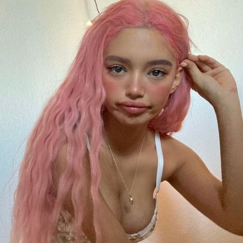 Light Pink Hair Tan Skin, Pasabist Pink Hair, Pink Hair On Latinas, Pink Hair On Pale Skin, Pink Hair Tan Skin, Pfp Woman, Pink Hair Character, Coral Pink Hair, Baddie Glasses