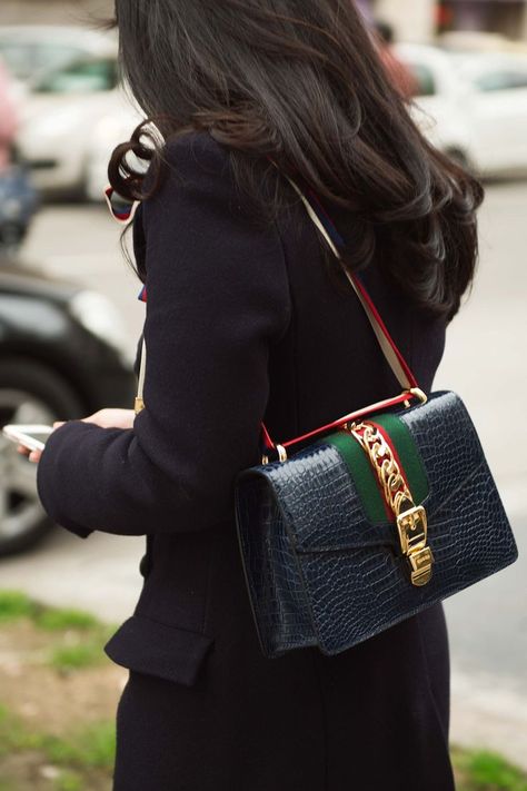 Gucci Sylvie bag Lisa Vidal, Gucci Sylvie Bag, Designer Handbags Chanel, Mfw Street Style, Lydia Elise Millen, Chanel Le Boy, Handbags Chanel, Gucci Sylvie, Street Style Bags