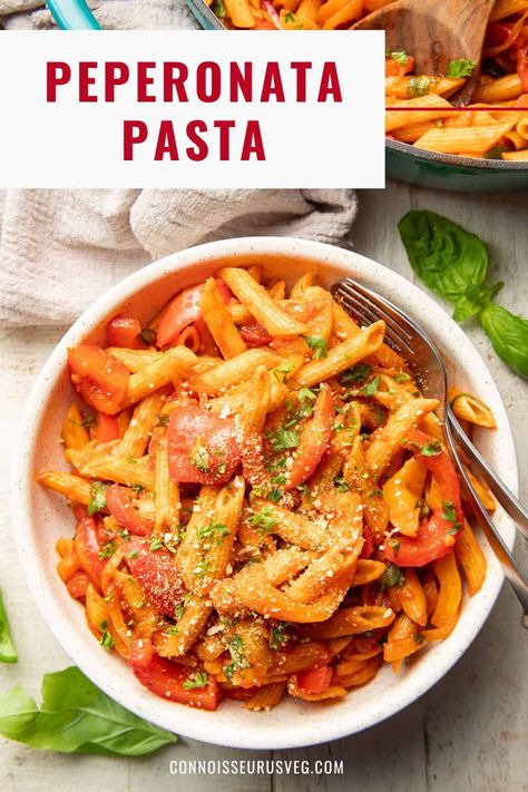 This peperonata pasta is made with onions, garlic, and LOTS of sweet bell peppers in a light tomato basil sauce. Onion Pasta Sauce, Bell Pepper Pasta, Onion Pasta, Summer Pasta Recipes, Vegan Entrees, Vegan Dinner Recipes Easy, Cherry Tomato Pasta, Tomato Basil Sauce, Pepper Pasta