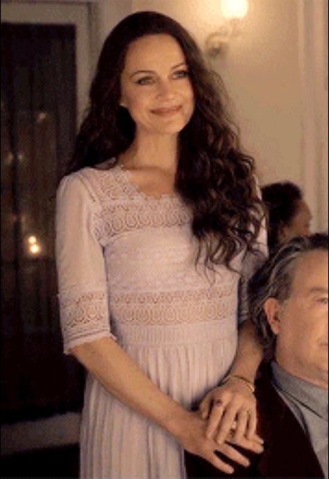 Olivia Crain, Sister Imperator, Carla Gugino Movies, The Rest Is Confetti, Glam Inspiration, The Haunting Of Hill House, Haunting Of Hill House, Carla Gugino, Mom Outfit