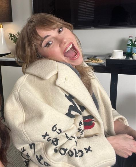 Suki Waterhouse Smiling, Suki Waterhouse Icons, Kaptan Jack Sparrow, I Need You Love, Silver Springs, Daisy Jones, Suki Waterhouse, Joan Jett, Taylor Swift Pictures