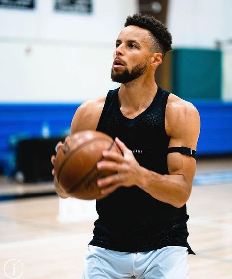 🐐 Stephen Curry Fanpage ❄️ on Instagram: “Predict Steph’s free throw percentage this season 😤 #stephcurry” Stephen Curry Shirtless, Nba Wallpapers Stephen Curry, Stephen Curry Wallpaper, Curry Wallpaper, Nourish Yourself, Stephen Curry Pictures, Nba Stephen Curry, Wardell Stephen Curry, Nba Pictures