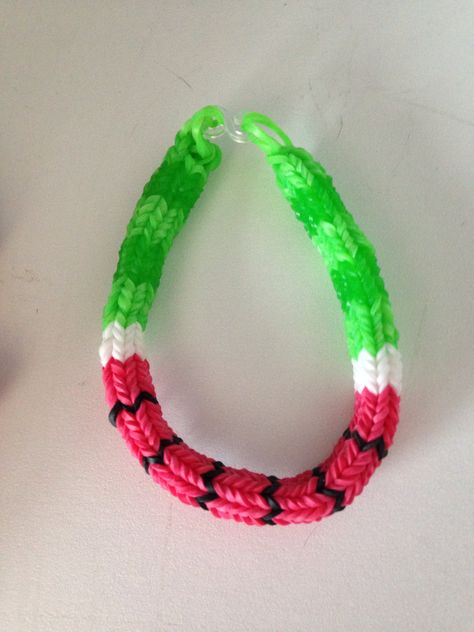 Cute Rainbow Loom Charms, Cute Loom Band Bracelet Ideas, Happy Loom Bracelet, Hexafish Rainbow Loom, Ideas For Rubber Band Bracelets, Loom Band Bracelet Patterns, Rainbow Loom Fishtail Colors, Rainbow Loom Fishtail Pattern, Rainbow Loom Bands Ideas