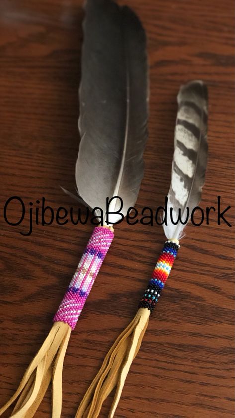 Beaded Eagle Feathers, Beaded Feather, Hawk Feathers, Feather Hair Pieces, Bead Bottle, Eagle Feathers, Native American Beadwork Patterns, Bead Embroidery Tutorial, Loom Bracelet Patterns