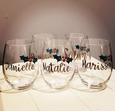 Christmas Wine Glasses Vinyl, Name Wine Glasses, Christmas Wine Glasses, Christmas Place Cards, Cricut Christmas Ideas, Fox Christmas, Idee Cricut, Wine Glass Crafts, Christmas Crafts To Make