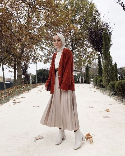 Travel Outfit Winter, Winter Hijab, Rok Outfit, Estilo Hijab, Stile Hijab, Hijab Look, Street Hijab Fashion, Tokyo Street Fashion, Modern Hijab Fashion