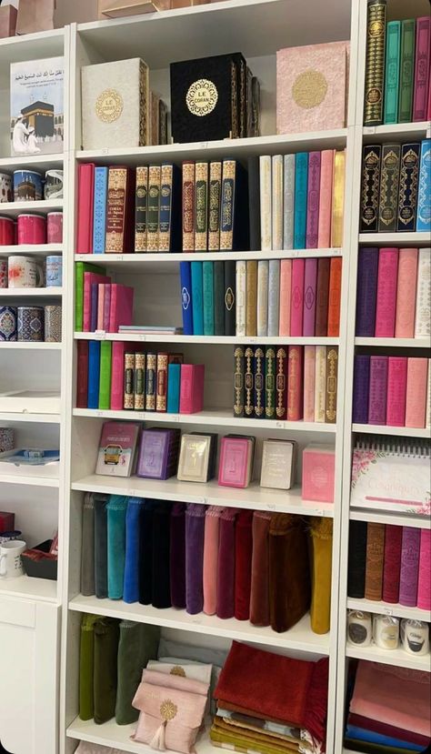 Islamic Books Aesthetic, Tajweed Rules, Muslim Prayer Room Ideas, Mekka Islam, Prayer Room Ideas, Redecorate Bedroom, Learn Quran, Prayer Room, Decor Home Living Room