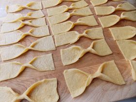 Angel Wings Dessert, Crostoli Recipe, Chrusciki Recipe, Make Angel Wings, Angel Wing Cookies, Bow Tie Cookies, Sweet Fries, Italian Butter Cookies, Italian Christmas Cookies