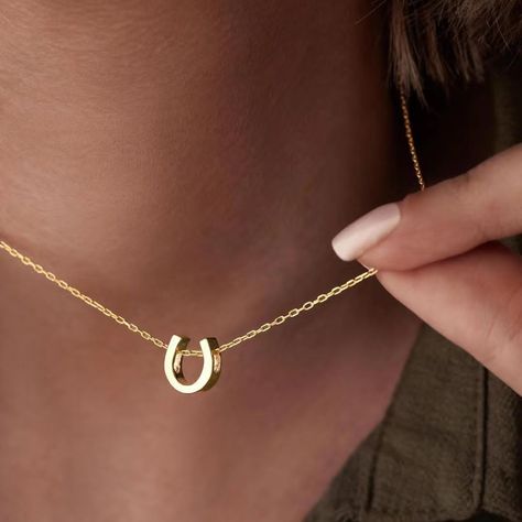 Stainless Steel Simple Glossy Horseshoe Shape Pendants Necklaces for Women Men Trendy U Geometric Horseshoe Necklace, Charm Necklaces, Niche Design, Body Chain Jewelry, Necklaces For Women, Mua Sắm, Metal Pendant, Simple Necklace, Chain Choker