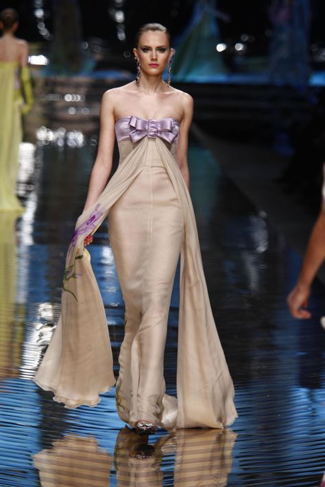 Valentino Runway, Valentino Gowns, Runway Fashion Couture, Claudia Schiffer, Naomi Campbell, Gala Dresses, Glam Dresses, Gorgeous Gowns, Couture Dresses