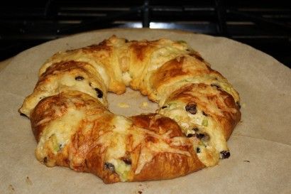 One of my all-time favorites!!  This one actually has the chicken and not the turkey. Pampered Chef Ring Recipe, Pampered Chef Crescent Ring Recipes, Dinner For Company, Cresent Ring, Apricots Recipes, Chicken Crescent Ring, Crescent Rings, Crescent Ring Recipes, Pillsbury Crescent Roll Recipes