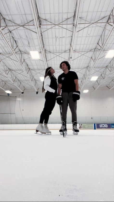 Skating Couple, Ice Hockey Girlfriend, Hockey Couples, Ice Skating Fits Date, Ice Breaker Book Aesthetic, Pair Skating, Hockey Couple Aesthetic, Cute Hockey Couples, Hockey Couple