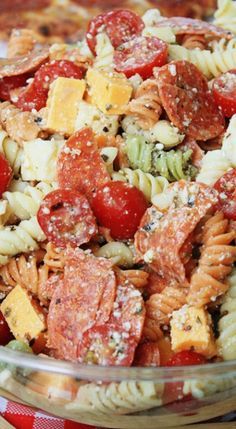 Pepperoni Pizza Pasta Salad, Pepperoni Pizza Pasta, Pizza Pasta Salad, Pepperoni Pasta, Summer Side Dishes Recipes, Pasta Italiana, Queso Cheddar, Best Pasta Salad, Salad Pasta