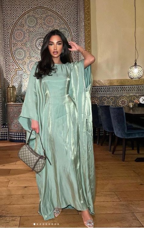 Hijabi Wedding Guest Outfit, Eid Mubarak Outfit, Hijabi Wedding, Eid Outfit Ideas, Eid Outfits, Soiree Dress, Fashion Blogger Outfit, Moroccan Fashion, Classy Prom Dresses