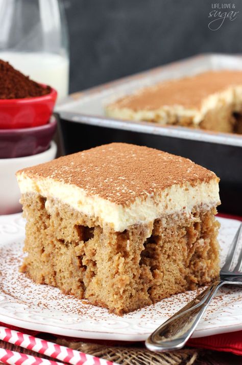 Tiramisu Poke Cake - tastes just like tiramisu, but easier to make! SO good! Tiramisu Poke Cake Recipe, Tiramisu Poke Cake, Poke Recipes, Retro Cakes, Cake Poke, Tiramisu Recipes, Life Love And Sugar, Dessert Breads, Tiramisu Dessert