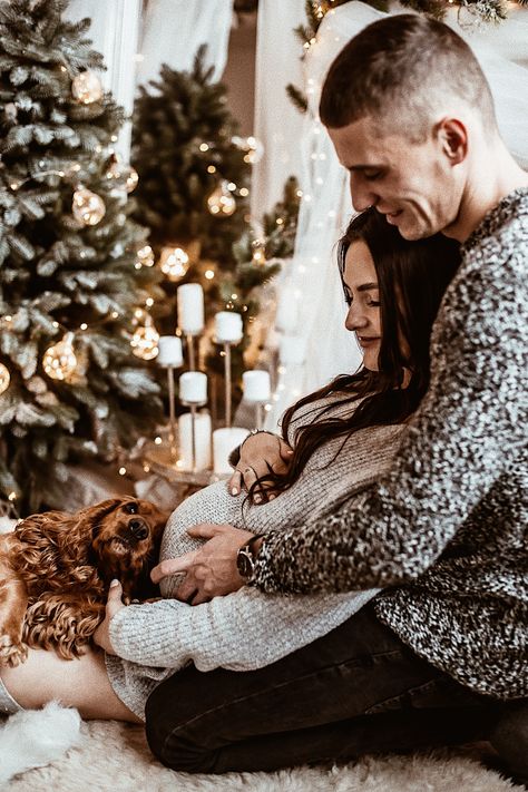 Christmas Maternity Photoshoot, Maternity Christmas Pictures, Torturi Baby Shower, Christmas Pregnancy Photos, Christmas Maternity, Maternity Photoshoot Ideas, Winter Maternity Photos, Baby Bump Pictures, Pregnancy Photos Couples