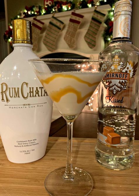 Salted Caramel Martini - The Cookin Chicks Salted Caramel Martini, Caramel Martini, Rum Chata, Resep Koktail, The Cookin Chicks, Caramel Vodka, Liquor Drinks, Alcoholic Drink, Boozy Drinks