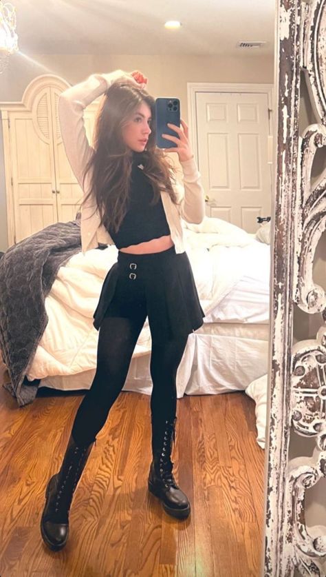 In love with her Crissy Costanza, Chrissy Constanza, Dark Beauty Fashion, Chrissy Costanza, Stylist Outfit, Glamour Photo, Punk Girl, Dark Beauty, Black Tights