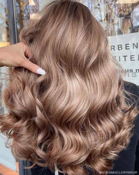 Irish Blonde Hair, Cream Beige Hair Color, Irish Cream Hair Color, Medium Champagne Hair Color, Level 7 Hair Color, Champagne Hair Color, Hair Color For Tan Skin, Blond Beige, Champagne Hair