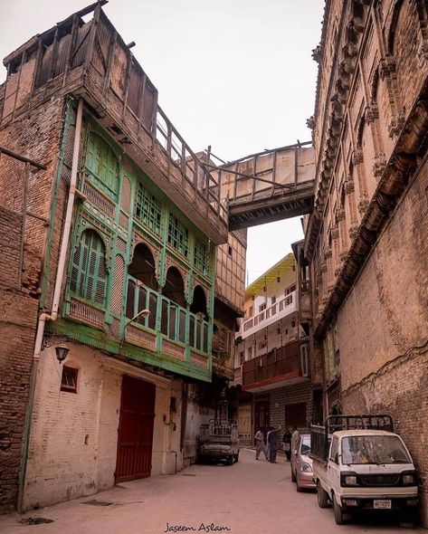 Peshawar Aesthetic, Old Lahore Aesthetic, Old Lahore, Urban Culture, Iron Woman, Bed Design Modern, Royal Aesthetic, Desi Aesthetic, Walled City