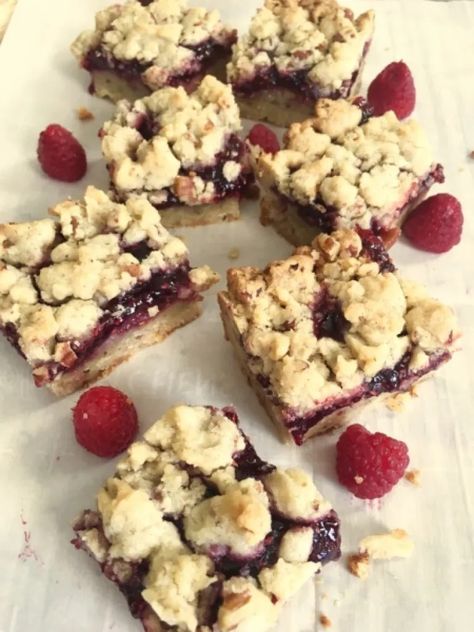 Buttery, gooey, Raspberry Shortbread Bars. #easydessert Raspberry Shortbread Bars, Best Shortbread Cookie Recipe, Raspberry Shortbread, Raspberry Squares, Pecan Shortbread, Raspberry Oatmeal, Pie Bar Recipes, Raspberry Desserts, Shortbread Bars