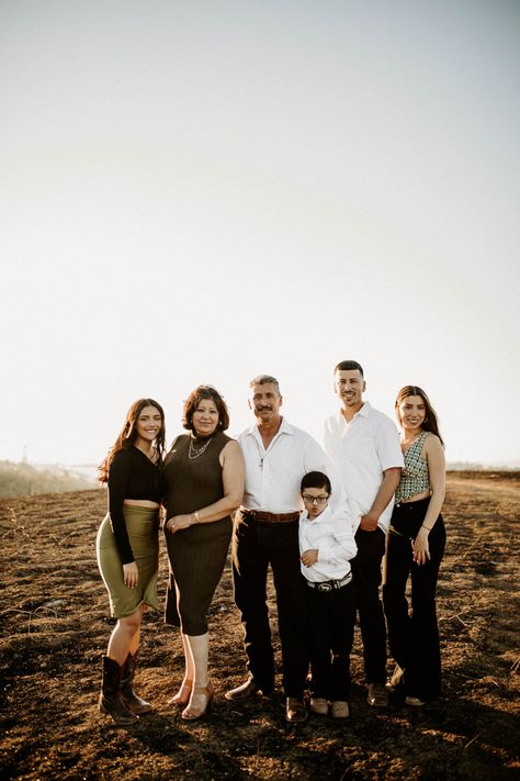 Family Matching Outfits Photography, Large Family Photo Poses, Adult Family Photos, Large Family Pictures, Large Family Photo, Outdoor Family Pictures, Family Photo Poses, Spring Family Pictures, Big Family Photos