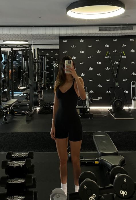 Alo Aesthetic Gym, Alo Kendall Jenner, Kendall Alo, Alo Gym Outfit, Kendall Jenner Gym Outfits, Kendall Jenner Fitness, Kendall Jenner Lifestyle, Kendall Jenner Fits, Kendall Jenner Vibes