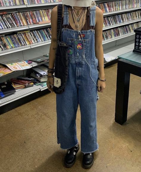 Baggie Trousers Women, 90s Boy Band Fashion, Polish Outfits Casual, Overall Fits Aesthetic, Indie Skater Girl Outfits, Cool Overall Outfits, Comfy Indie Outfits, Overalls Outfit Concert, Overall Grunge Outfit