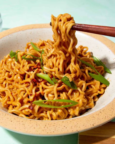 10 Minute Spicy Peanut Butter Noodles Kfc Popcorn Chicken Recipe, Best Crispy Tofu, Spicy Peanut Butter Noodles, Quick Vegetarian Lunch, Halloumi Wrap, Peanut Butter Noodles Recipe, Peanut Butter Noodles, Spicy Peanut Butter, Cheap Meal Prep