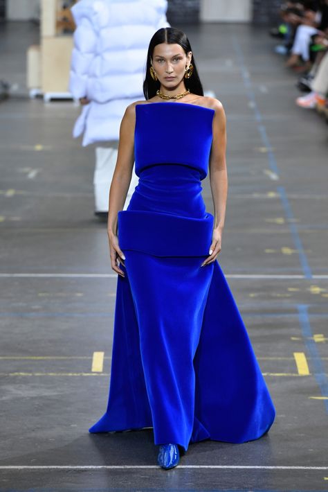 Blue Dress Red Carpet, Bella Hadid Red Carpet, Bella Hadid Runway, Blue Runway, Dress Red Carpet, Off White Fashion, Royal Blue Dress, Runway Dresses, Bella Hadid