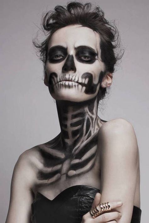 Skeleton Makeup Tutorial, Halloween Skeleton Makeup, Make Up Diy, Halloween Makeup Sugar Skull, Makeup Clown, Halloween Make-up Looks, Creepy Halloween Costumes, Creepy Makeup, Dead Makeup