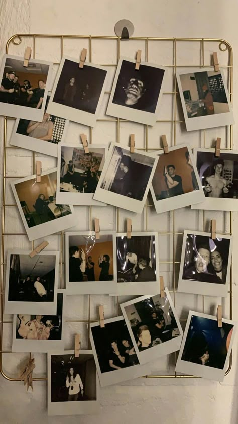 Room Decor With Polaroids, Polaroid Organization, Polaroids In Room, Polaroids Room Decor, Polaroid Wall Ideas Aesthetic, Polaroid Decoration Ideas, Polaroid Decor, Room Ideas Photos, Wall With Pictures