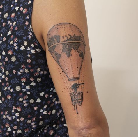 #tatttoo #tatuagem #fernandohidekitattoo #sydneytattoo #sydneytattooartist #australiatattoo #finelinetattoo #balloons #balloonstattoo #map… Australia Tattoo, Travel Tattoos, Map Tattoos, Camera Tattoo, Smart Living, A Plane, Travel Lover, Travel Tattoo, Tiny Tattoos