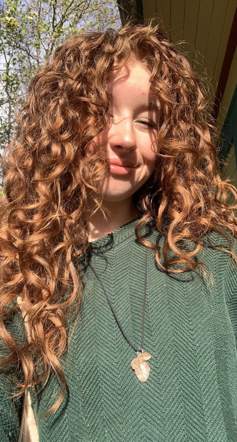 Strawberry Blonde On Curly Hair, Curly Hair Color Ideas Brown, Caramel Hair Color Curly Hair, Dyed Curly Wavy Hair, Dyed Brown Curly Hair, Butterscotch Hair Color Curly, Copper Hair With Tan Skin, Light Auburn Curly Hair, Light Ginger Curly Hair