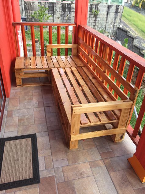 L Shaped Pallet Couch, Pallet Couch Outdoor, Wood Pallet Couch, Small Corner Sofa, Outdoor Patio Sectional, Diy Pallet Couch, Small Bedroom Interior, Bamboo Sofa, Pallet Chair