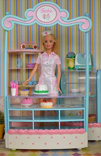 Barbie´s Cake shop | Flickr - Photo Sharing! Barbie Cafe Chicago, Barbie Shopping Mall, Barbie Grocery Store, Barbie Doll Kitchen, Barbie Bakery, Barbie Playsets, Barbie Doll Cakes, Barbie Room, Barbie Diorama