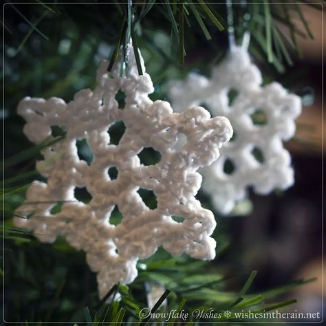 These easy crochet snowflake patterns are fun to make and can be made in a variety of colors. These free, printable patterns require only basic crochet skills. Free Crochet Snowflake Patterns, Pretty Christmas Trees, Crochet Snowflake, Crochet Snowflake Pattern, Snowflake Garland, Holiday Knits, Crochet Xmas, Easy Christmas Decorations, Crochet Snowflakes